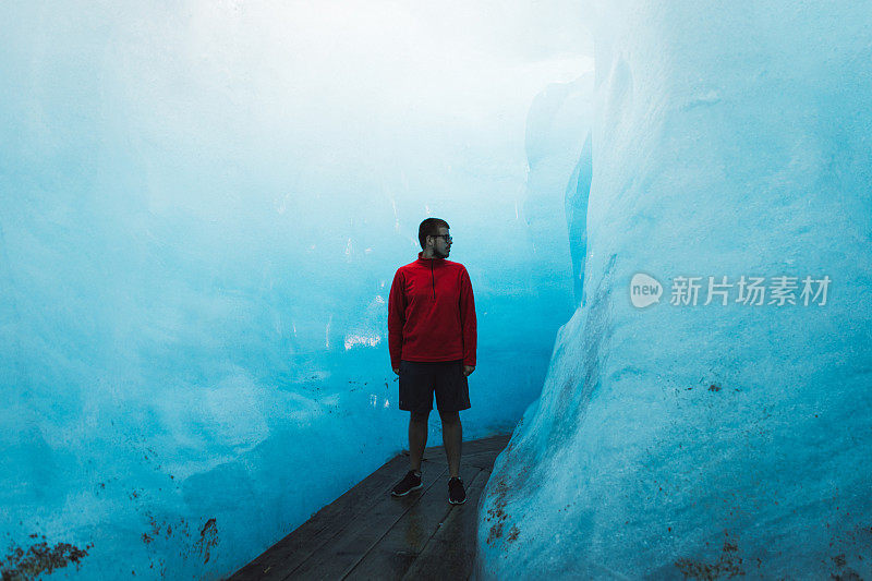 在瑞士的冰洞里，人们正在探索一个巨大冰川的世界