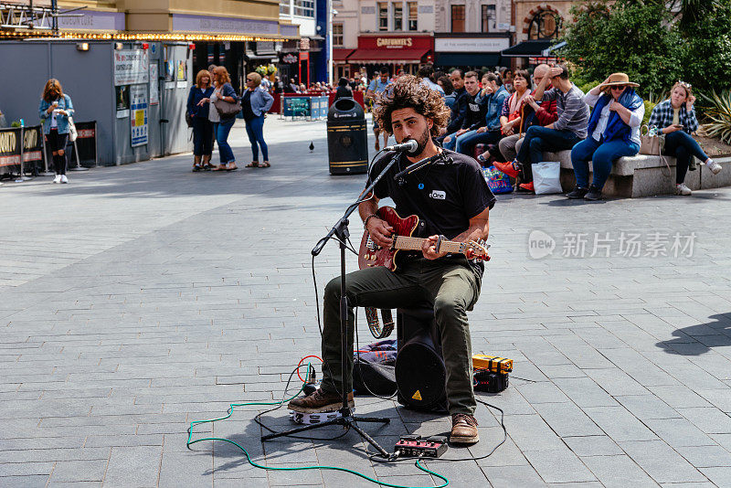 年轻的艺术家正在伦敦莱斯特广场演奏电吉他