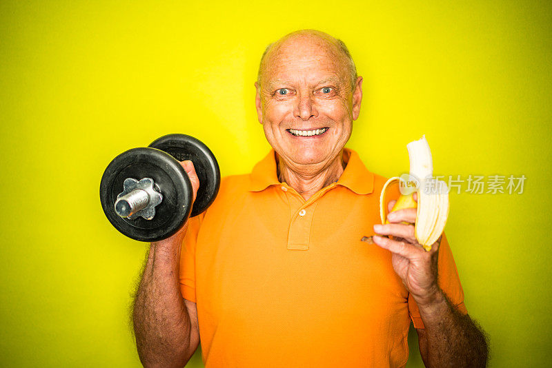 健康快乐的退休老人，带着哑铃和香蕉