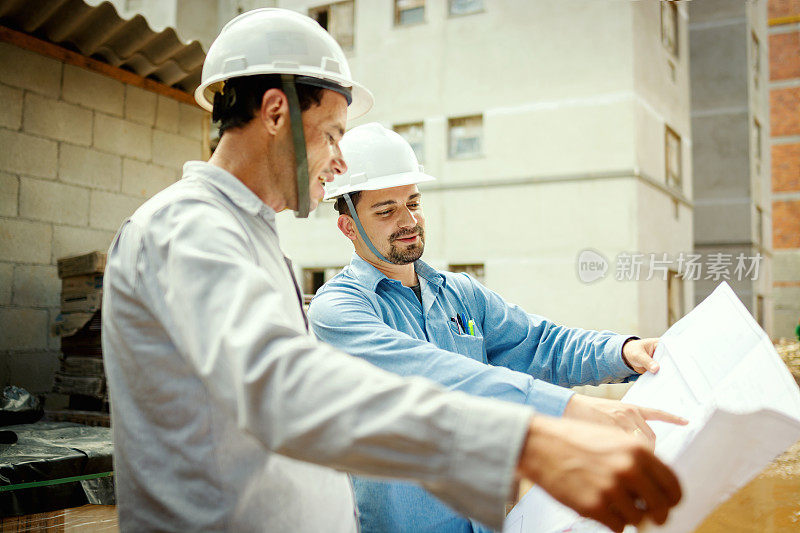 两名工程师使用安全设备分析土建工程