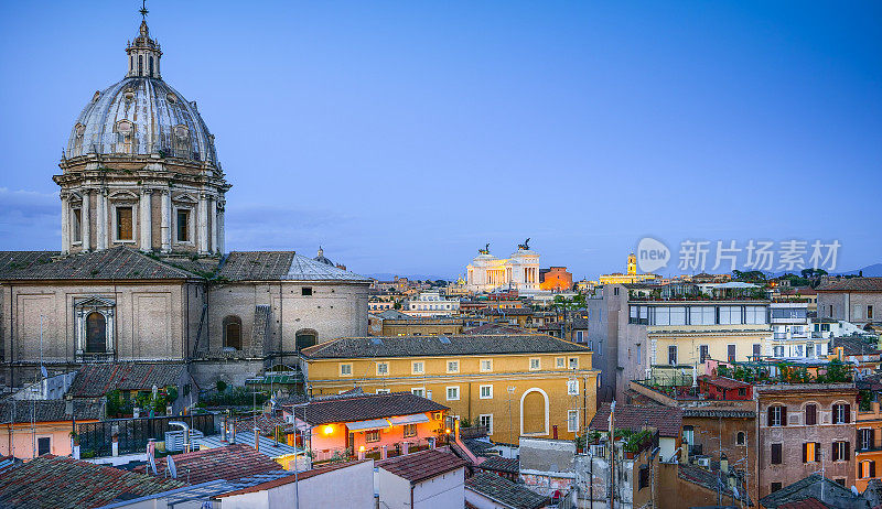 夜幕降临在鲜花广场附近罗马的屋顶上