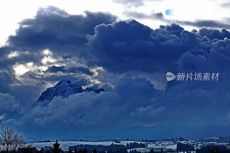 在Allgäu阿尔卑斯山上的暴风雪与霍普芬西在前景。Ost-Allgau,巴伐利亚,德国。