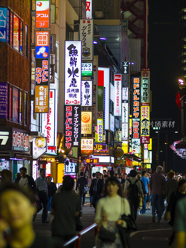 东京商业区繁忙的街道生活
