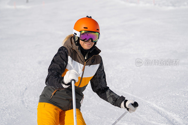 微笑的女人享受滑雪