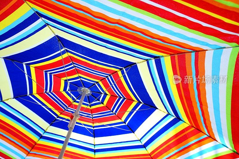 彩虹伞的底部视图