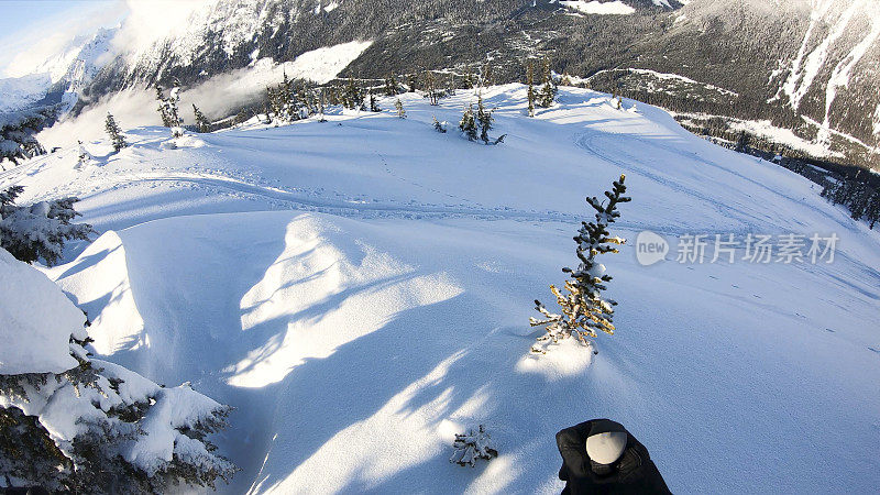 山地滑雪运动员攀登高山的第一人称视角