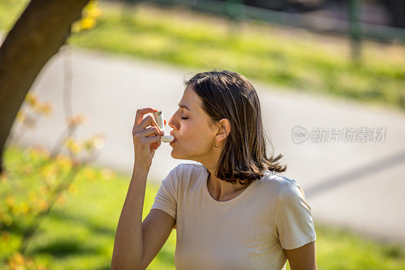 有花粉过敏问题的年轻女性