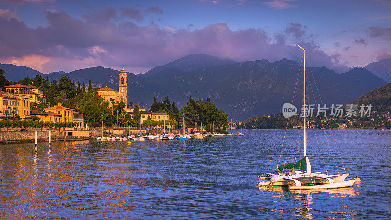 意大利伦巴第，科莫湖上的特雷梅泽纳码头和阿尔卑斯山景观