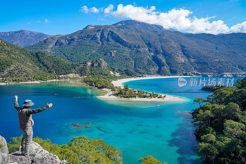 欣赏风景的摄影师。Ölüdeniz来自土耳其Fethiye。