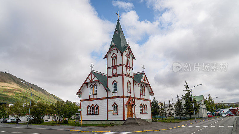 冰岛北部胡沙维克小镇上的冰岛教堂。