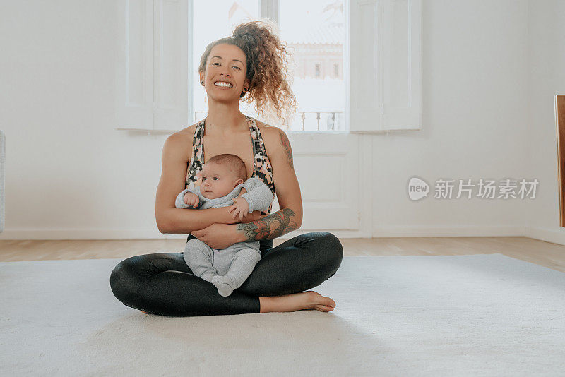 妇女在家锻炼和婴儿