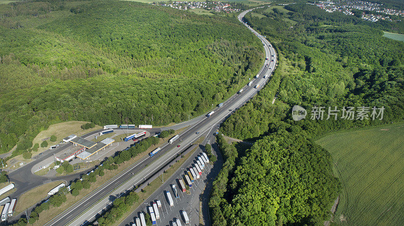 高速公路和休息区通过林区-鸟瞰图