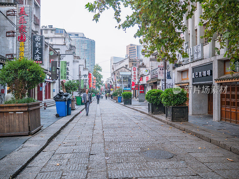 清晨，在中国湖南长沙市，人们或游客走在太平老街上。太平老街是长沙市的标志性建筑之一