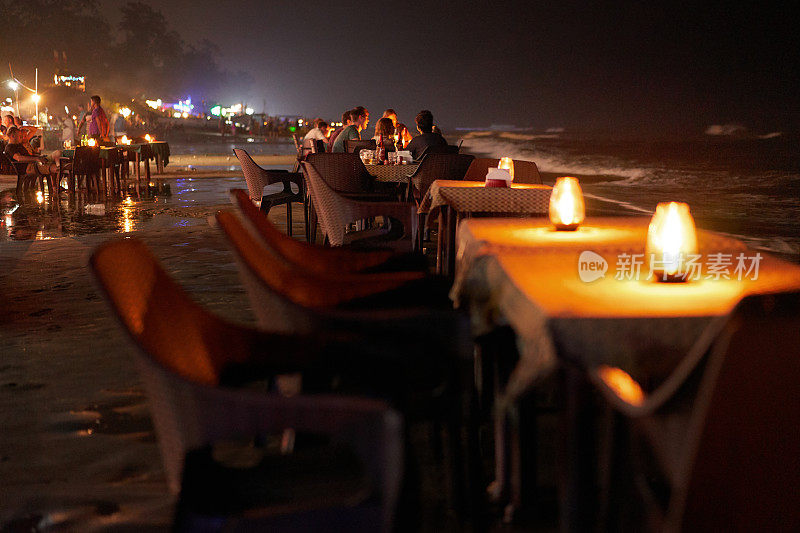 晚上在海滩上的咖啡馆。