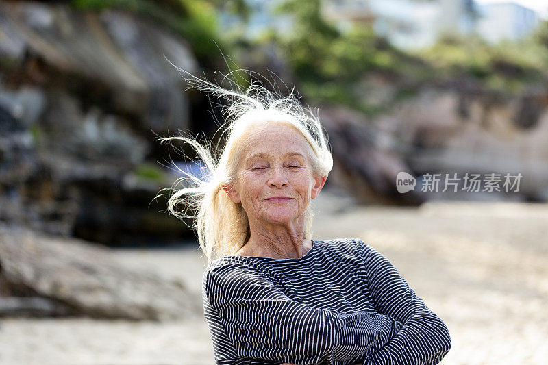 肖像现代有吸引力的妇女在海滩上玩，背景与复制空间