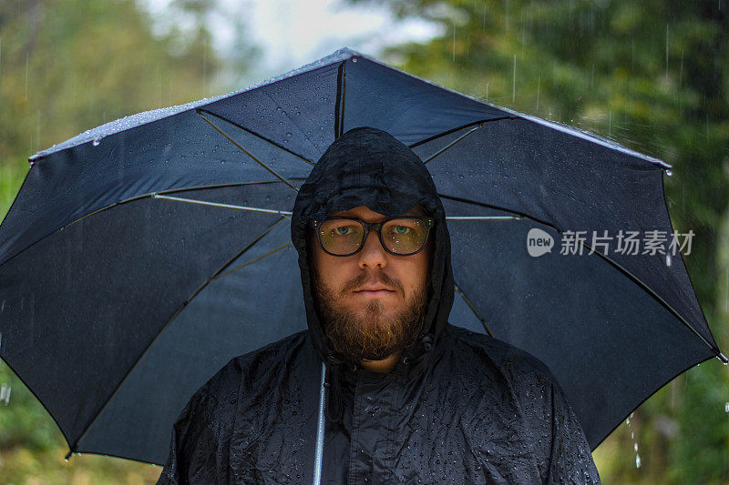 带着雨伞和斗篷穿过树林——被雨淋了