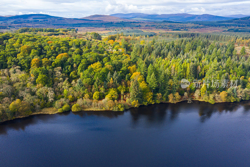 这是苏格兰西南部邓弗里斯和加洛韦的一个湖边森林的鸟瞰图。
