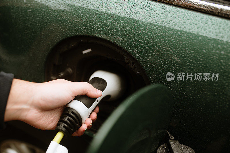 充电电动汽车