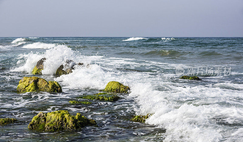 土耳其的海浪拍打着海岸