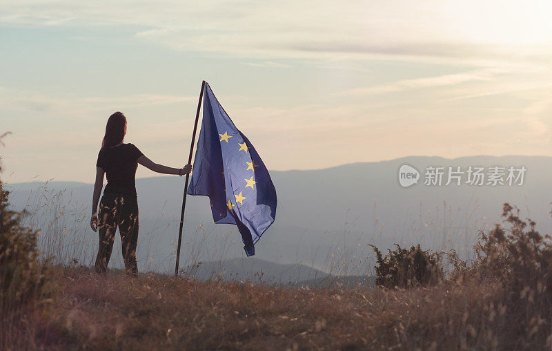 女性，身披欧盟旗帜