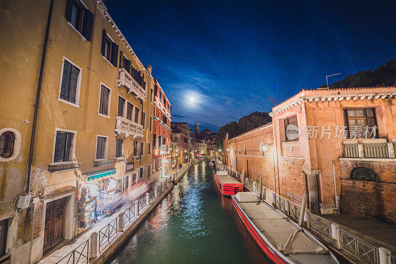在意大利威尼斯，游客可以乘坐贡多拉船欣赏威尼斯运河的美景
