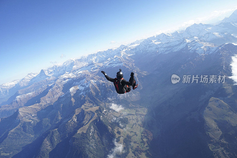 自由落体飞行者在瑞士阿尔卑斯山上空翱翔