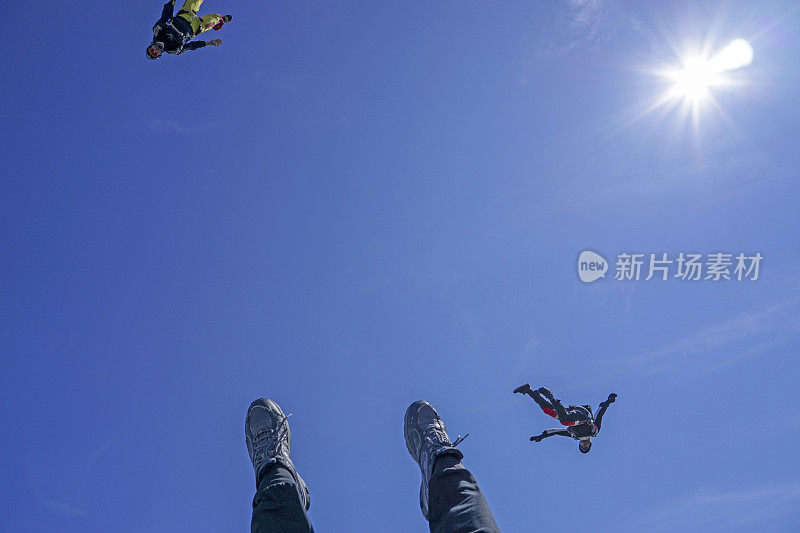 自由落体飞行者在高山景观之上的高空中降落