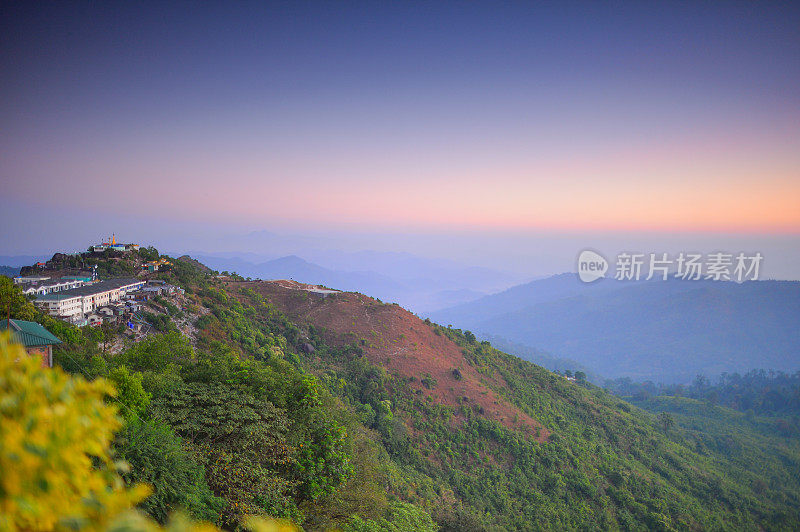 仰光，亚洲著名的旅游目的地，从仰光大金塔看到的日出山景，展示了仰光市中心的自然景观。