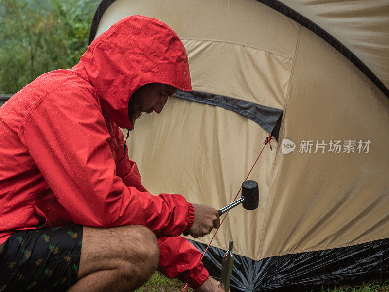 一名男子在露营时遭遇暴风雨