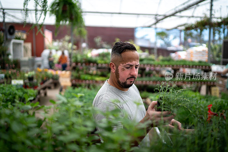 客户在园艺中心选择植物