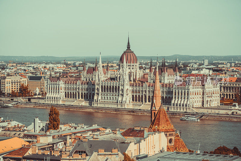 布达佩斯的议会大厦和多瑙河