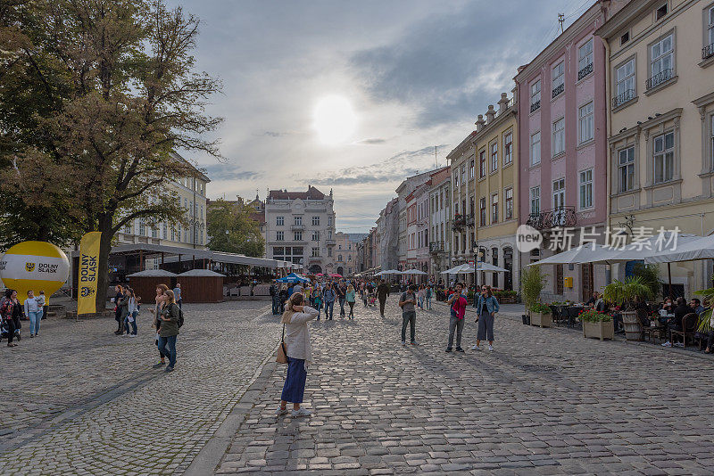 乌克兰利沃夫老城步行街上的陌生人