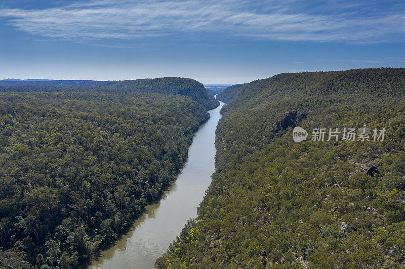 横穿澳大利亚新南威尔士州森林的尼比尼河