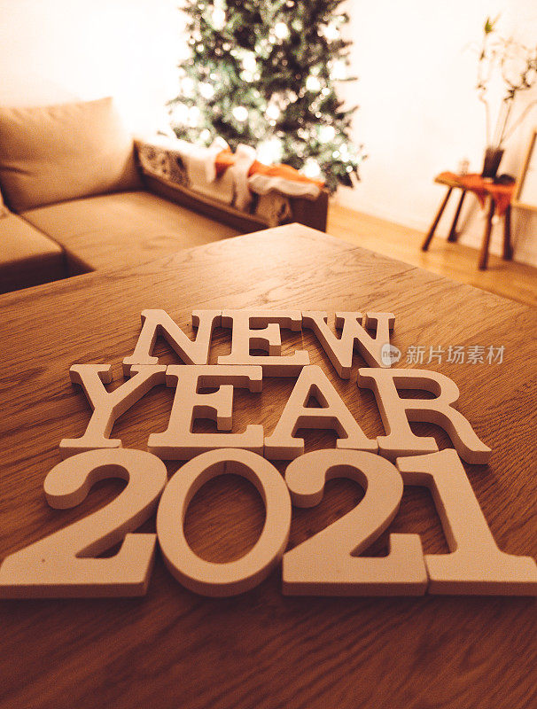 2021年新年文在木板上