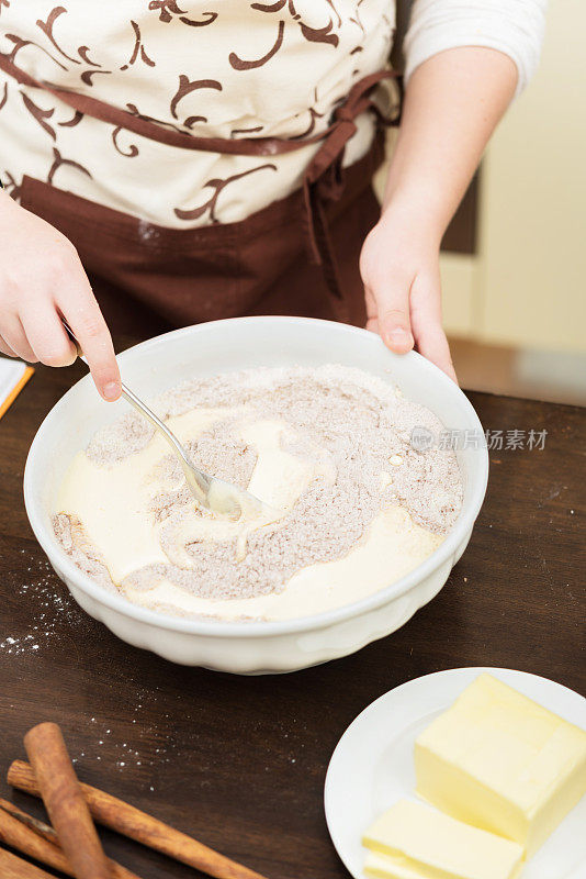 做圣诞饼干糕点面团的女孩