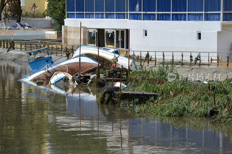 洪水过后，河里的渔船被毁