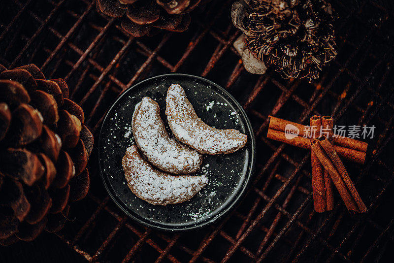 传统的德国圣诞饼干“Vanillekipferl”