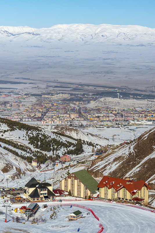 冬天的白雪皑皑的帕兰多肯山脉和埃尔祖鲁姆城市。