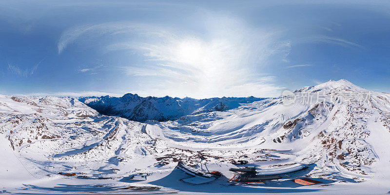 厄尔布鲁士山和平站冬季360度全景鸟瞰图