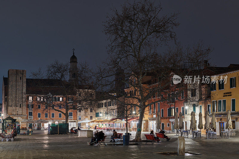 意大利威尼斯——2020年2月17日:圣玛格丽塔广场的夜景，威尼斯最大的广场之一