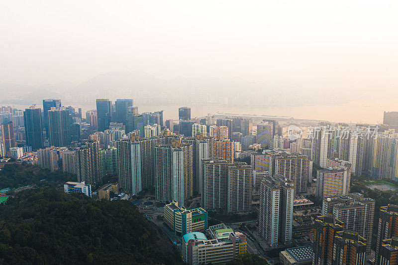 无人机在雾天的城市建筑视图