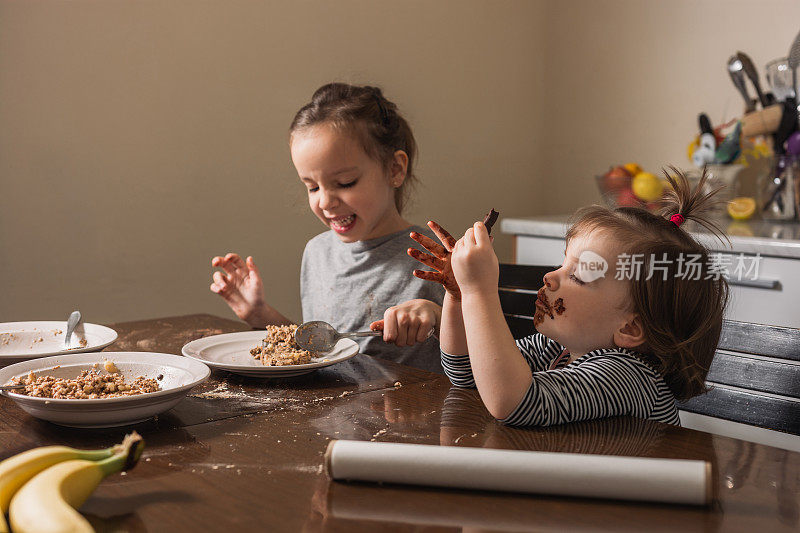 两姐妹在厨房做饼干