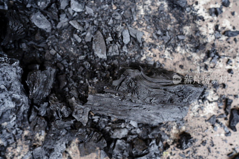 火山灰和木炭