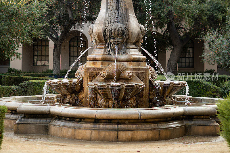 帕萨迪纳市政厅庭院里的喷泉