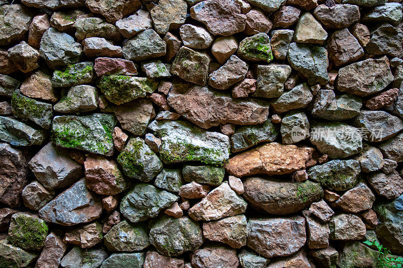 古老的岩壁由凹凸不平的小块覆盖着青苔，背景图案