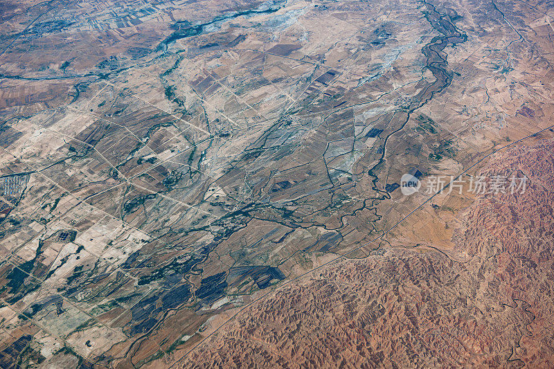 航空全景在沙漠峡谷从飞机上方的伊朗，亚洲洛雷斯坦省