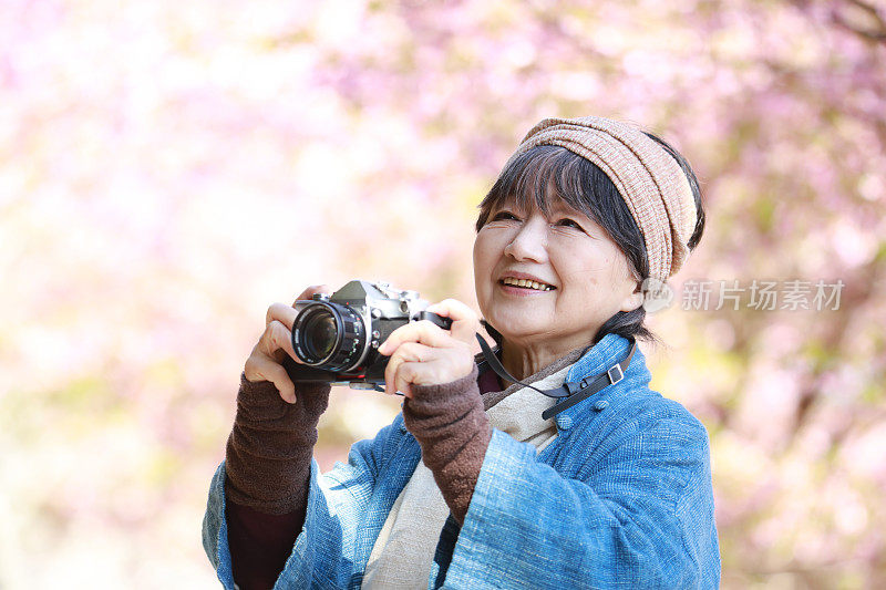 年长的女人在拍照