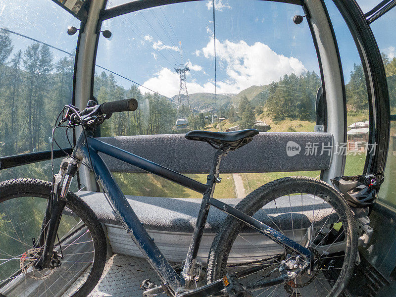 滑雪缆车、山顶内的山地车