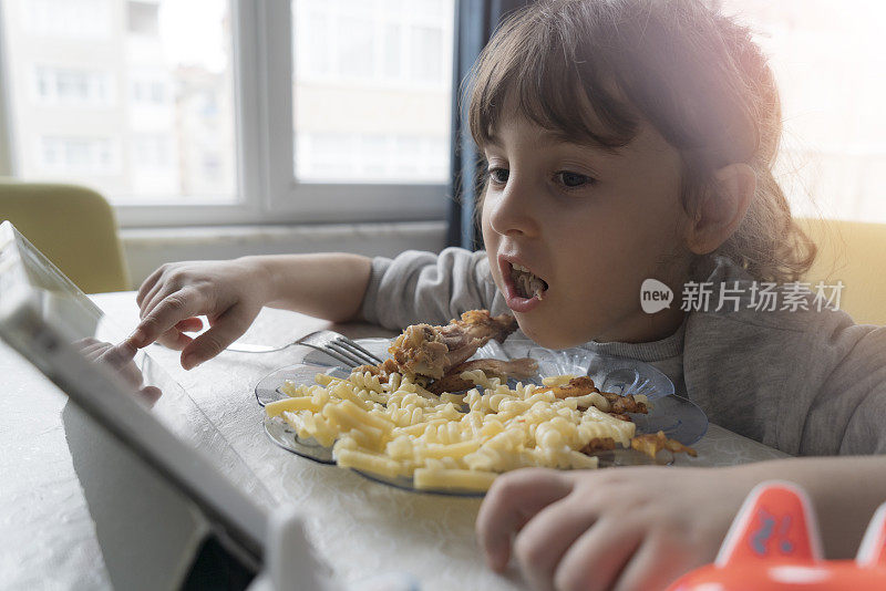 小女孩正在吃鸡肉