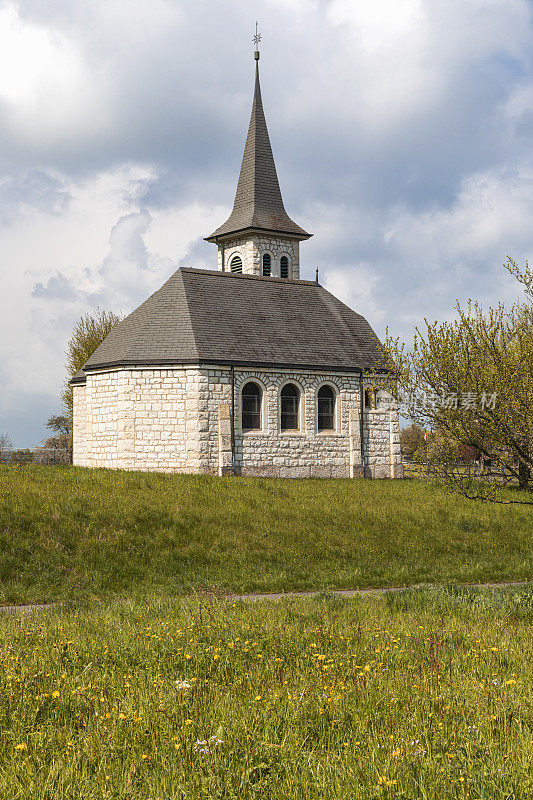 特色教堂在绿色的田野在瑞士阿尔卑斯山的广州汝拉